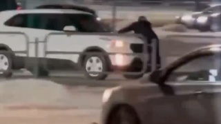 Водитель тащит мужчину на капоте / Кадр из видео: Baza