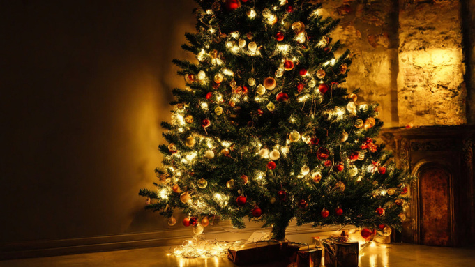 Новогодняя ель / Изображение сгенерировано ИИ FusionBrain.AI от Sber AI / amic.ru