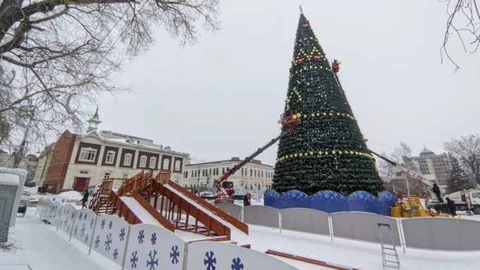 Обустройство новогоднего городка на площади Свободы / Фото: Екатерина Смолина / amic.ru