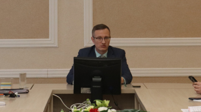 Лев Ночевной проводит совещание / Фото: barnaul.org