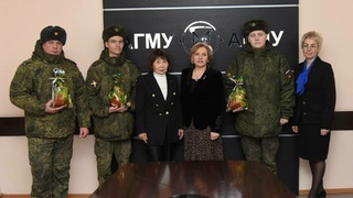 Ирина Шереметьева и военнослужащие с подарками / Фото: АГМУ
