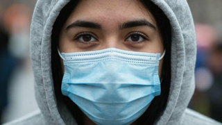 Человек с медицинской маске / Изображение сгенерировано shedevrum.ai / amic.ru