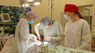 Хирурги проводят операцию / Фото: Минздрав Алтайского края