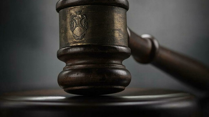 Молот судьи / Изображение сгенерировано с помощью нейросети GigaChat