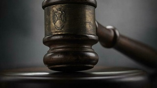 Молот судьи / Изображение сгенерировано с помощью нейросети GigaChat