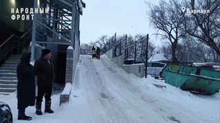 Мамы с колясками пользуются опасным автомобильным спуском / Скриншот из видео со страницы Народного фронта