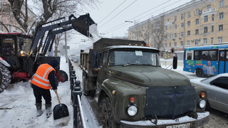 Дорожные службы убирают снег в Барнауле / Фото: barnaul.org