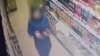 Мужчина с автоматом / Кадр из видео: Baza