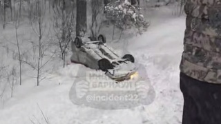 Автомобиль в кювете / Кадр из видео: "Инцидент Барнаул"