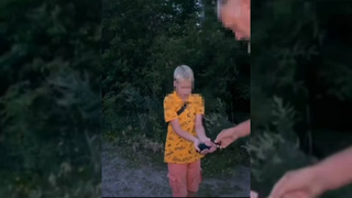 Мужчина заставляет ребенка умыться зеленкой / Кадр из видео: "Московский Комсомолец"