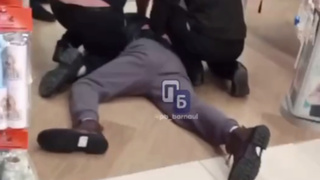 Задержание вора в магазине / Скриншот из видео "Подслушано Барнаул"