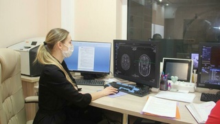 Медик изучает снимки МРТ / Фото: amic.ru