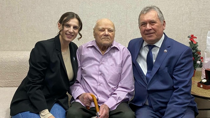 Алина Горлова, Макар Астанин и Александр Романенко / Фото: пресс-служба партии "Единая Россия"