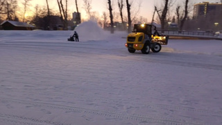 В парке "Изумрудный" заливают каток / Скриншот из видео Владислава Вакаева 