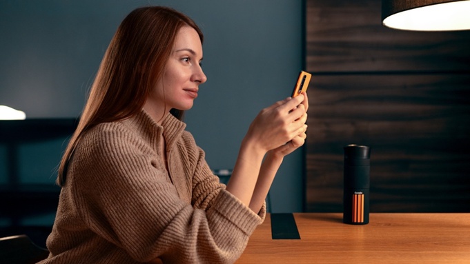 Девушка и смартфон / Фото: Билайн