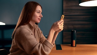 Девушка и смартфон / Фото: Билайн