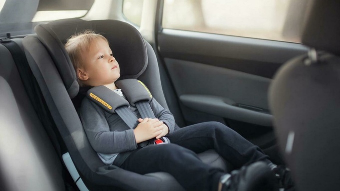 Ребенок в автокресле / Изображение сгенерировано нейросетью