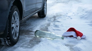 Автомобиль и пустая бутылка / Изображение сгенерировано нейросетью 