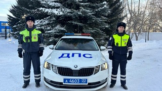 Инспекторы ДПС Владимир Лишин и Илья Радомский / Фото: 22 Госавтоинспекция 