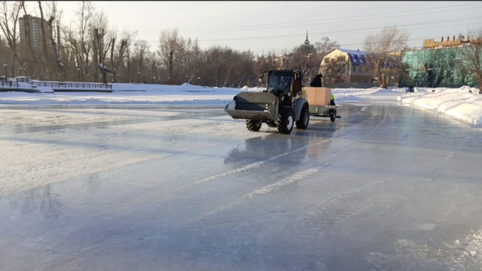 Заливка катка в парке "Изумрудный" / Скриншот из видео Владислава Вакаева 