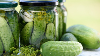 Огурцы в банке / Фото: pxhere.com/ru/photo/573617