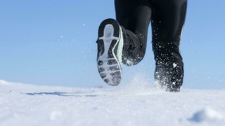 Зимний бег / Изображение сгенерировано нейросетью 