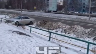 Заваленная снегом парковка / Фото: "Черное и Белое Барнаул"