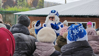 Сергей Писарев проводит экскурсию /Фото: телеграм-канал https://t.me/lesnayskazka