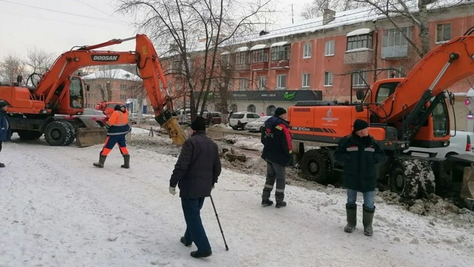 В Барнауле устраняют коммунальную аварию / Фото: официальный канал города Барнаула / @barnaul_org