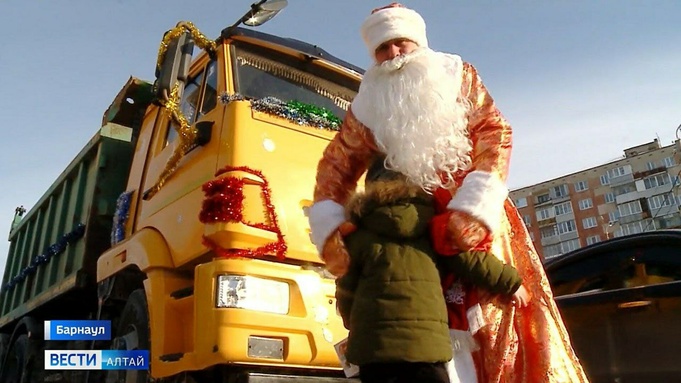 Деда Мороз на КАМАЗе / Кадр из видео: "Вести Алтай"