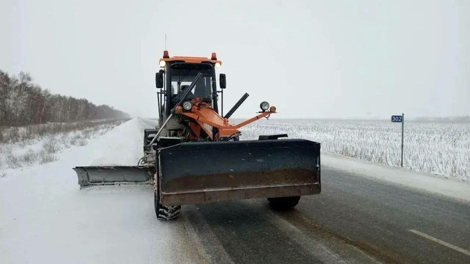 Снег чистят на дороге/Фото: Минтранс Алтайского края