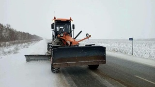 Снег чистят на дороге/Фото: Минтранс Алтайского края