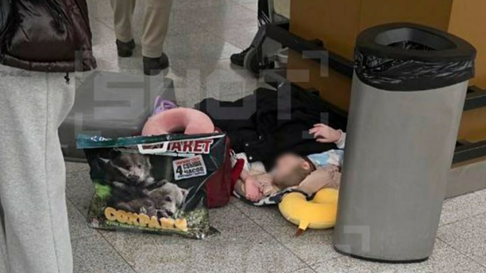 Пассажиры спят на полу / Фото: Telegram-канал Shot