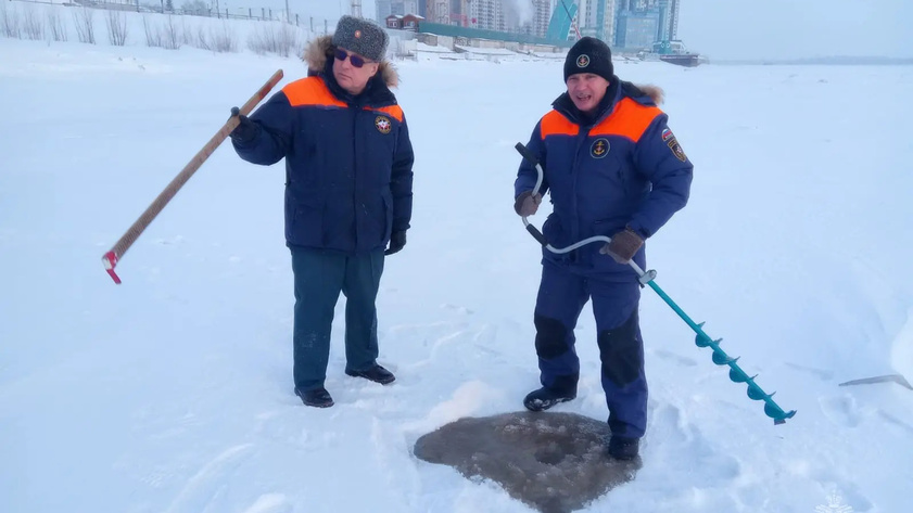 Проверка толщины льда перед Крещением / Фото: ГУ МЧС по Алтайскому краю