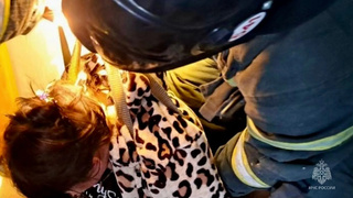 Спасатели достали женщину из подполья / Фото: ГУ МЧС по Алтайскому краю 