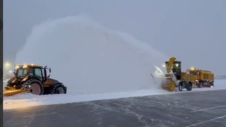 Уборка снега в аэропорту / Скрин из видео Северо-Западной транспортной прокуратуры