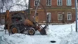 Трактор остановился перед снеговиком / Кадр из видео: Ruptly