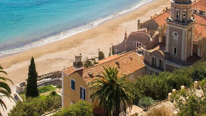 Италия, море / Изображение сгенерировано с помощью нейросети GigaChat