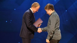 Виктор Томенко награждает Антона Дегтярева / Фото: amic.ru