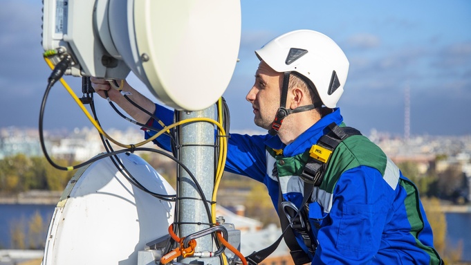 Установка базовой станции / Фото: "МегаФон"