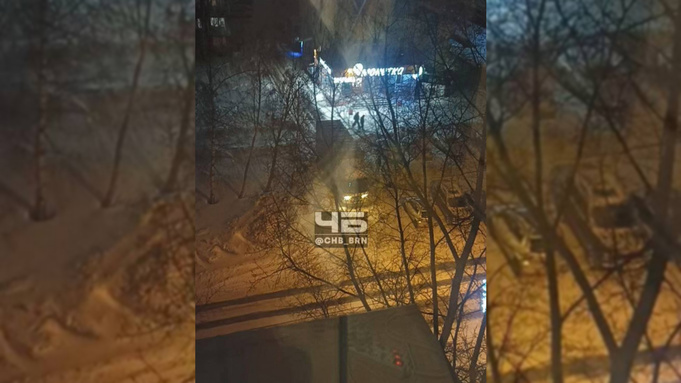 Застрявший грузовик / Фото: "Черное и Белое Барнаул"