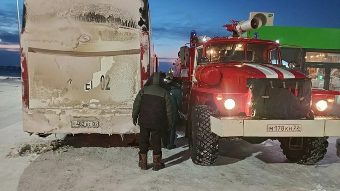 Застрявший автобус / Фото: ГУ МЧС России по Алтайском крае