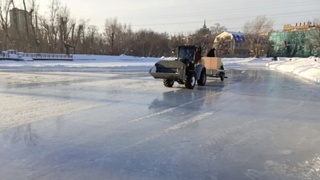 Заливка катка в парке "Изумрудный" / Скриншот из видео Владислава Вакаева