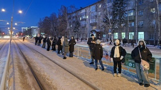 Очередь на остановке в Барнауле / Фото: amic.ru