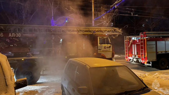 Пожарных вызвали в детскую поликлинику / Фото: ГУ МЧС по Алтайскому краю 