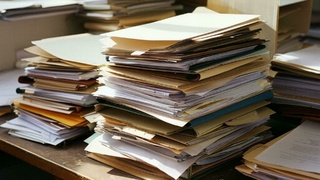 Документы на столе / Фото: создано в нейросети