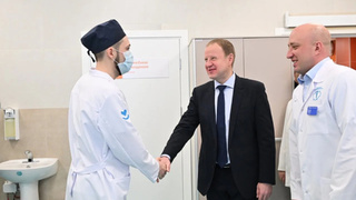 Губернатор на открытии поликлиники / Фото: МАХ-канал Виктора Томенко