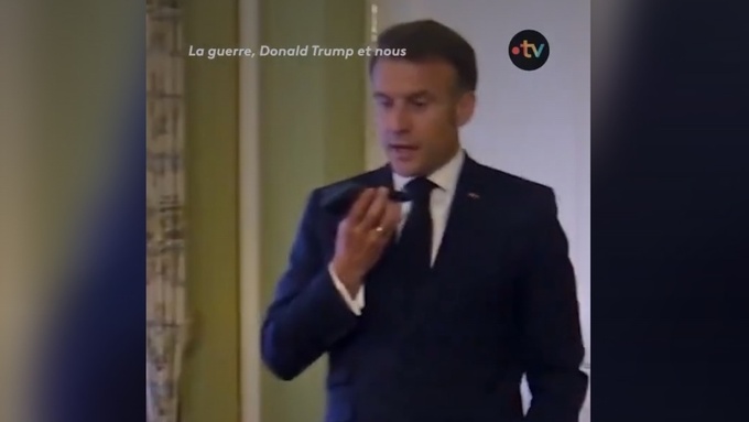 Эммануэль Макрон звонит Дональду Трампу / стоп-кадр с видео FranceTV /  X