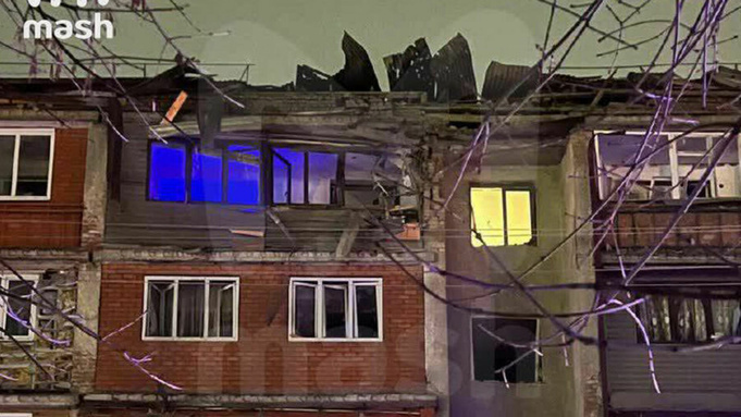 Дрон рухнул на крыжу дома / Фото: Telegram-канал "Mash"