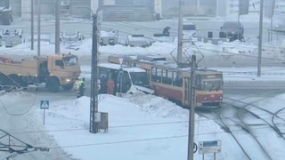 ДТП маршрутки и трамвая / Фото: "В курсе 22" /@vkurse22